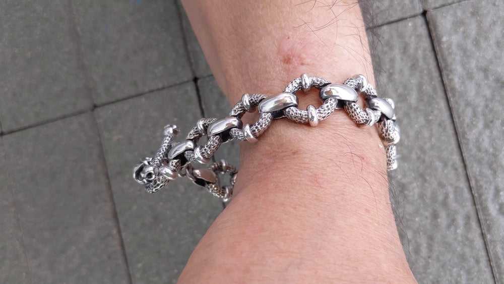 Video del Bracciale Teschi Pazzi: Maglie Indossate e Chiusura ad Alamaro