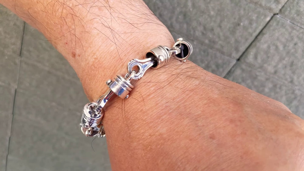 Motorrad-Kolben-Armband — Tragevideo (Handgelenk)