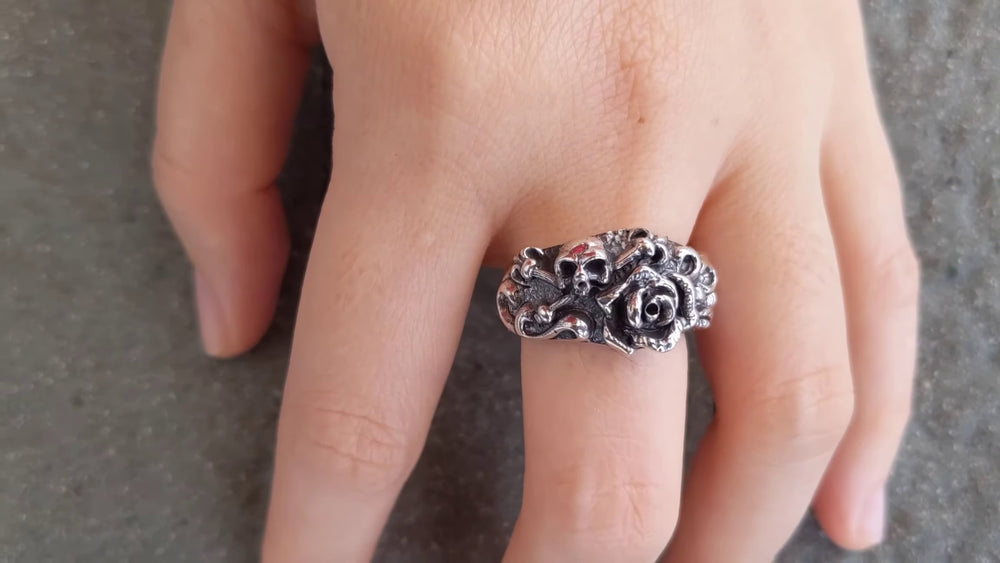 Totenkopf-und-Rosen-Ring-Video: Geformtes florales Detail