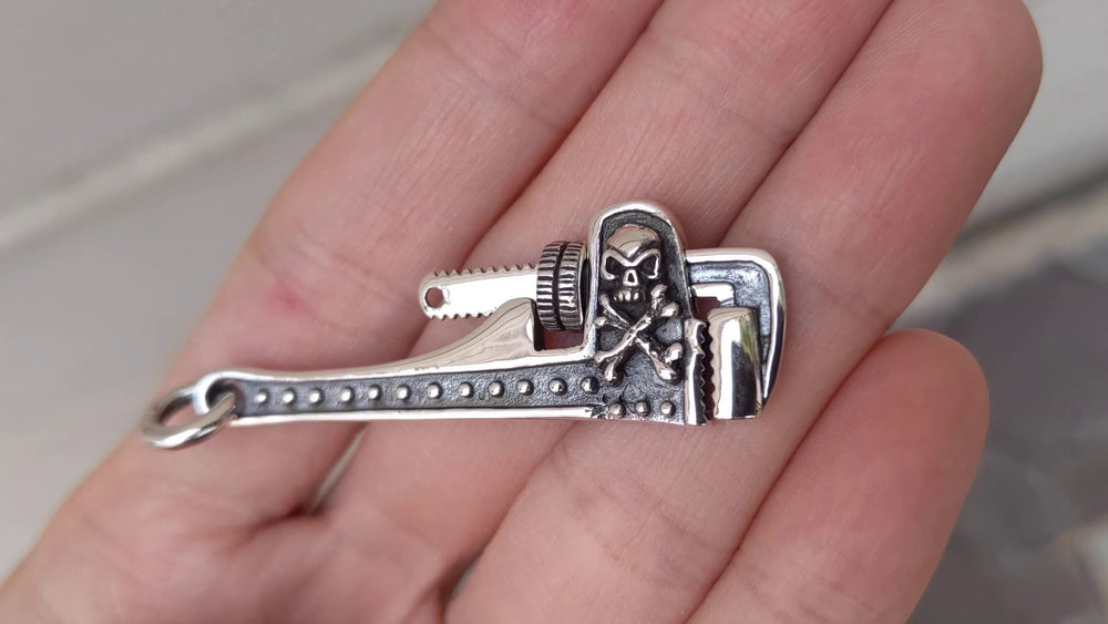 Totenkopf-Schraubenschlüssel-Anhänger Video: Backen- und Griffdetails
