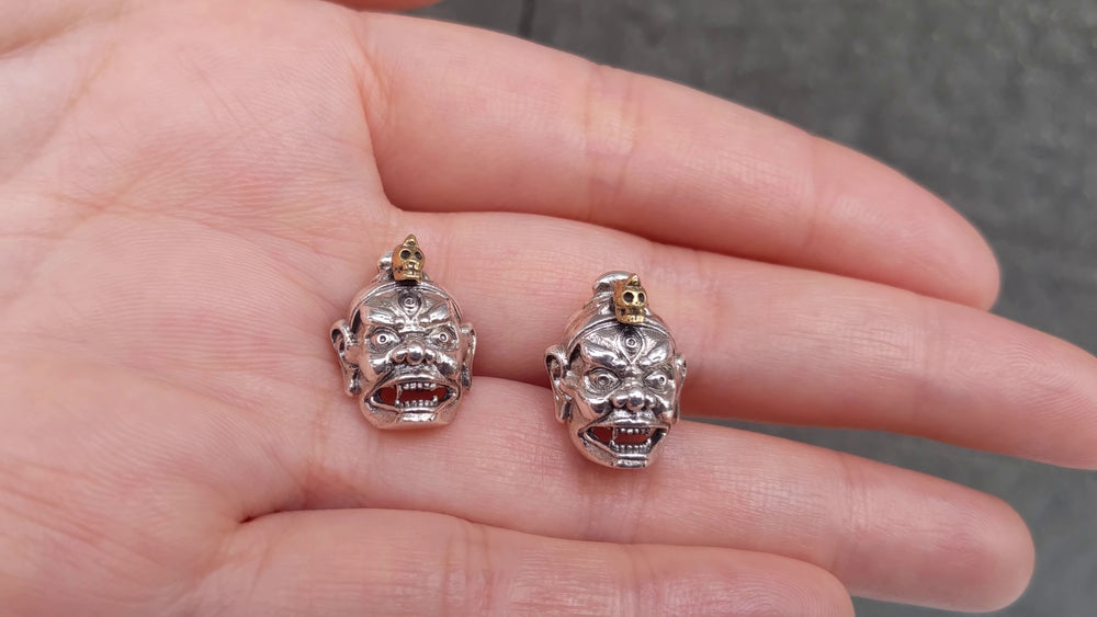 Tibetische-Teufelsmasken-Ohrringe-Video: Paar in der Nahaufnahme