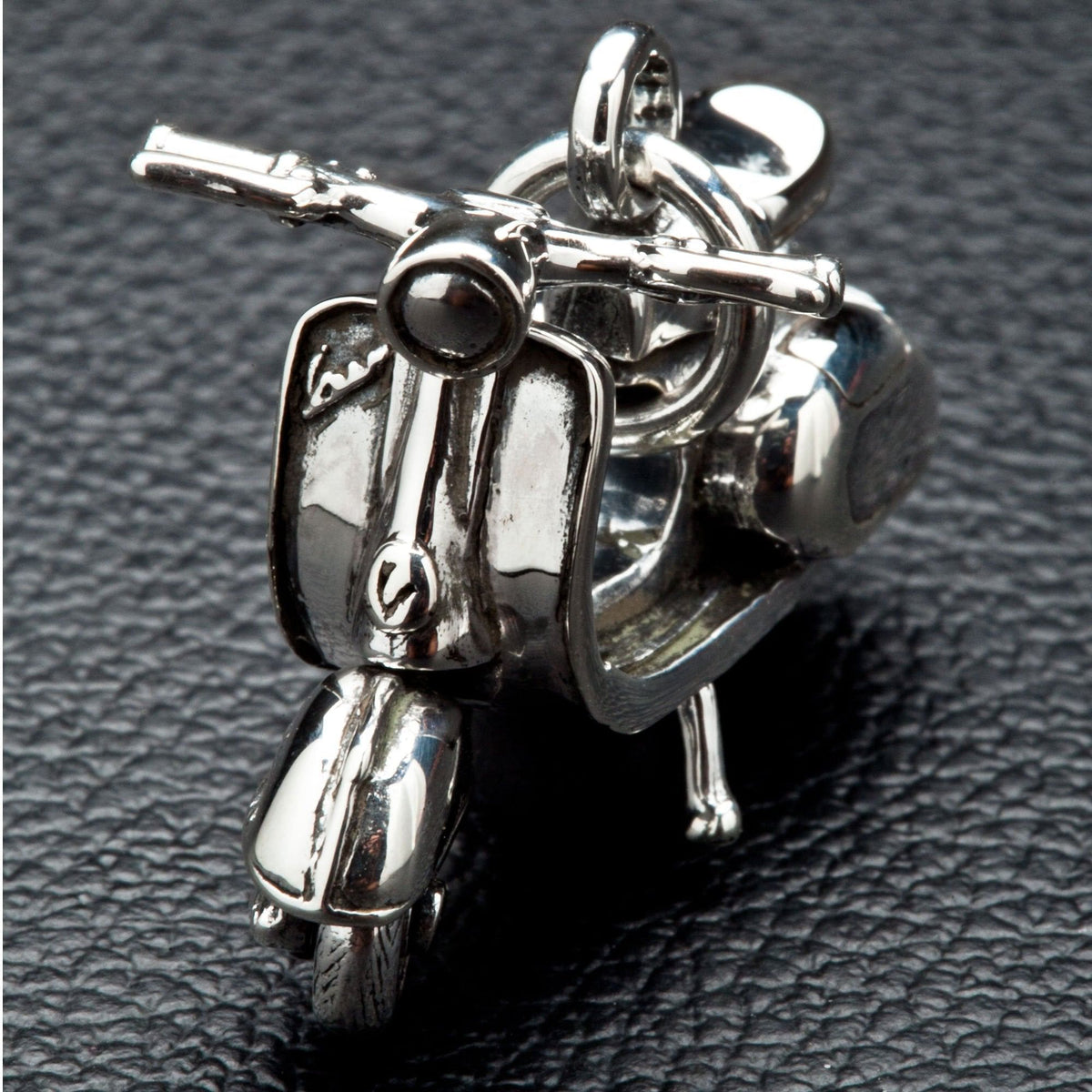 Pendentif signé scooter - France