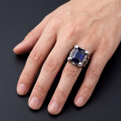 Anillo de plata de ley con garras de dragón y piedra azul zafiro