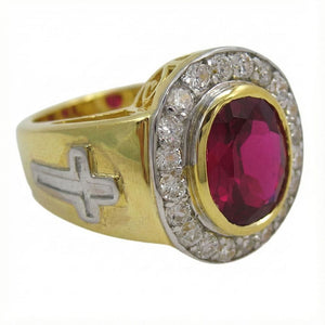 Vergoldeter Bischofsring mit rubinrotem Stein und Kreuz, Ringschulter mit silbernem Kreuz
