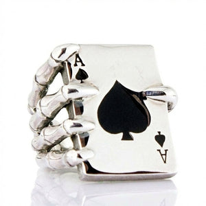 Anillo de as de picas y mano esquelética en plata de ley, frontal del anillo de as de picas