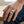 Anillo de as de picas y mano esquelética en plata de ley, puesto en la mano