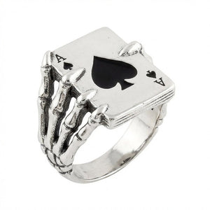 Anillo de as de picas y mano esquelética en plata de ley, ángulo superior del anillo