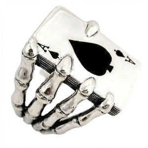 Anillo de as de picas y mano esquelética en plata de ley, ángulo de la mano esquelética