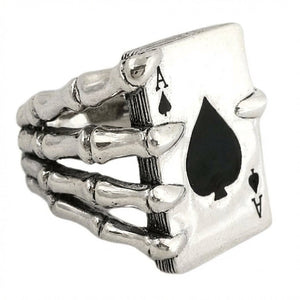 Anillo de as de picas y mano esquelética en plata de ley, lateral de la mano esquelética