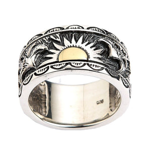Um anel premium no estilo indígena americano, meticulosamente trabalhado à mão em prata de lei e latão com fortes motivos de sol e pássaro.