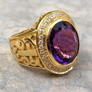Bague d'évêque plaquée or avec améthyste ovale, angle de la bague en améthyste