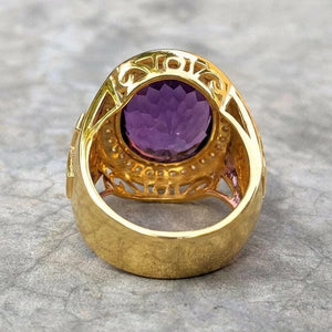 Bague d'évêque plaquée or avec améthyste ovale, revers ajouré de la corbeille