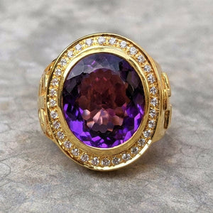 Bague d'évêque plaquée or avec améthyste ovale, dessus de l'améthyste ovale