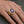 Bague d'évêque plaquée or avec améthyste ovale, portée par un mannequin adulte