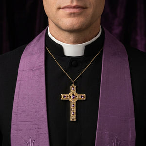 Amethyst-Kreuzanhänger aus vergoldetem Sterlingsilber, präsentiert über bischöflich inspirierter Chorkleidung