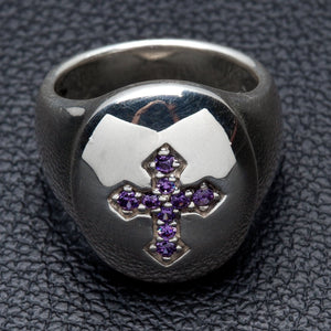 Anello in argento sterling con croce in CZ viola, vista dall'alto della croce in cz viola