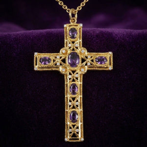 Amethyst-Kreuzanhänger aus vergoldetem Sterlingsilber, Kreuz auf violettem Stoff