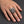 Engelsflügel Biker-Ring aus Sterlingsilber, getragen an einem Mittelfinger in einer natürlichen Hand-Nahaufnahme