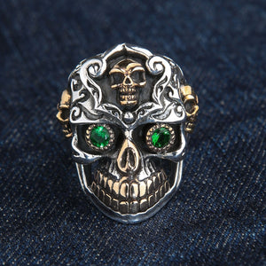 Vista frontal del anillo de calavera barroca