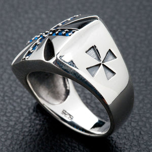 Inquadratura angolata su fondo nero, pietre blu sulla superficie della croce in argento sterling e una seconda croce incisa sul gambo