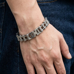 Pulsera de cadena de bicicleta grande de plata de ley puesta en una muñeca de adulto