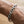 Motorcykelkedja-armband i 925 sterlingsilver buret på handleden