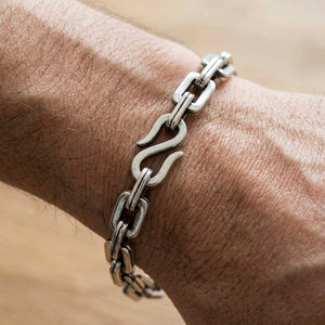 Bracelet chaîne de moto en argent sterling 925 porté au poignet