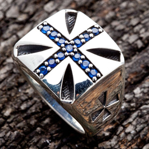 Un anello biker con croce di prima qualità dal design maltese moderno, un potente simbolo di onore e coraggio