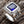 Ein markanter Biker-Ring mit einer Lilie (Fleur-de-Lis), einem großen saphirblauen Stein und einer massiven Ringschiene aus Silber