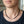 Collier en cuir tressé noir de 2 mm avec fermoir en argent, cordon en cuir tressé noir porté avec des embouts en argent sur une chemise noire