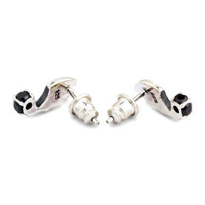 Boucles d'oreilles puces ailes de chauve-souris en argent sterling 925 et oxyde de zirconium noir. L'angle arrière montre la fabrication des ailes en argent et les tiges.
