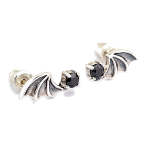 Boucles d'oreilles puces ailes de chauve-souris en argent sterling 925 et oxyde de zirconium noir. La paire vue de trois-quarts dévoile les contours en relief des ailes et les bords festonnés.