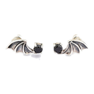 Boucles d'oreilles puces ailes de chauve-souris en argent sterling 925 et oxyde de zirconium noir. Des ailes de chauve-souris symétriques en argent se déploient à partir de petits oxydes de zirconium noirs ronds.