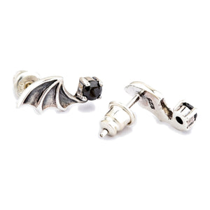 Boucles d'oreilles puces ailes de chauve-souris en argent sterling 925 et oxyde de zirconium noir. La paire montre la face d'une aile aux côtés de son revers avec sa tige et son fermoir poussette.