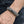Bracciale rigido aperto con doppio drago in argento sterling e CZ nero, indossato naturalmente al polso con la chiusura visibile