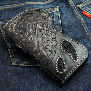 Lang bikerlommebok i svart rokkeskinn med demon, lommebok på denim bakside