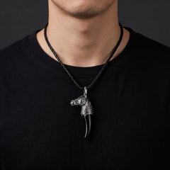 Hanger met paardenkop en hoektand van zwarte onyx in sterling zilver