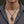 Collier crâne de pieuvre en argent sterling et onyx noir, porté au cou avec clavicules, épaules et haut de poitrine visibles