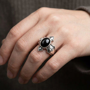 Anillo de plata de ley con ónix negro y circonita transparente puesto en la mano
