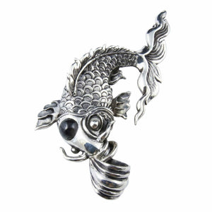 Pingente de carpa koi Black Star em prata de lei, carpa koi invertida em ângulo com detalhe de pedra escura