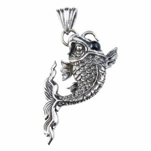 Pingente de carpa koi Black Star em prata de lei, pingente de carpa koi na vertical com cauda fluida