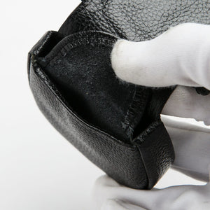 Leren muntenportemonnee met zwart pijlstaartrog-kruis, detail muntvak