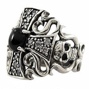 Bague en argent sterling avec croix en pierre noire et crâne, vue de détail filigrane