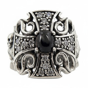 Bague en argent sterling avec croix en pierre noire et crâne, vue de face