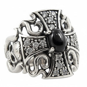 Bague en argent sterling avec croix en pierre noire et crâne, vue latérale du crâne dissimulé