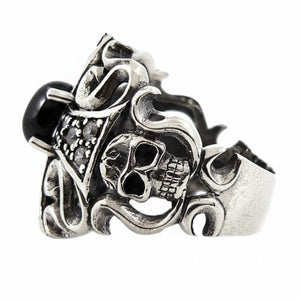 Bague en argent sterling avec croix en pierre noire et crâne, vue latérale en angle