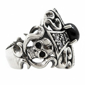 Bague en argent sterling avec croix en pierre noire et crâne, vue de côté