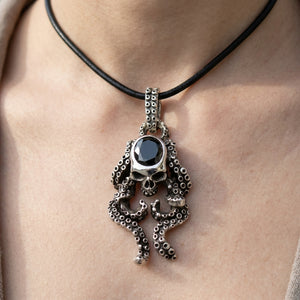 Totenkopf-Oktopus-Anhänger aus Sterlingsilber mit schwarzem Stein, am Hals eines erwachsenen Models getragen; Band oder Kette dient als Styling-Kontext