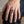 Bague en argent sterling avec dragons celtiques, épée et pierre bleue, portée à la main