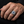 Anello biker in argento sterling con croce blu indossato su una mano